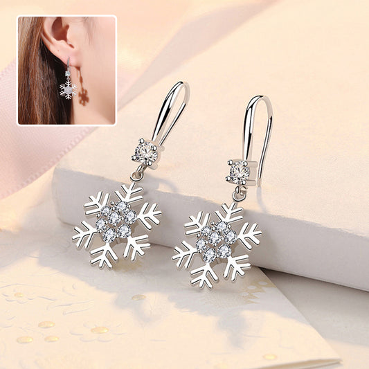Temperament Snowflake Earrings With Rhinestones.