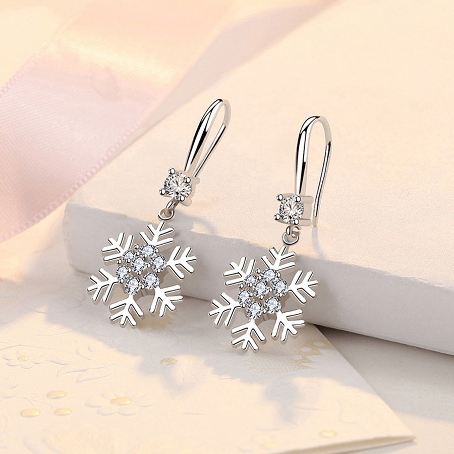 Temperament Snowflake Earrings With Rhinestones.