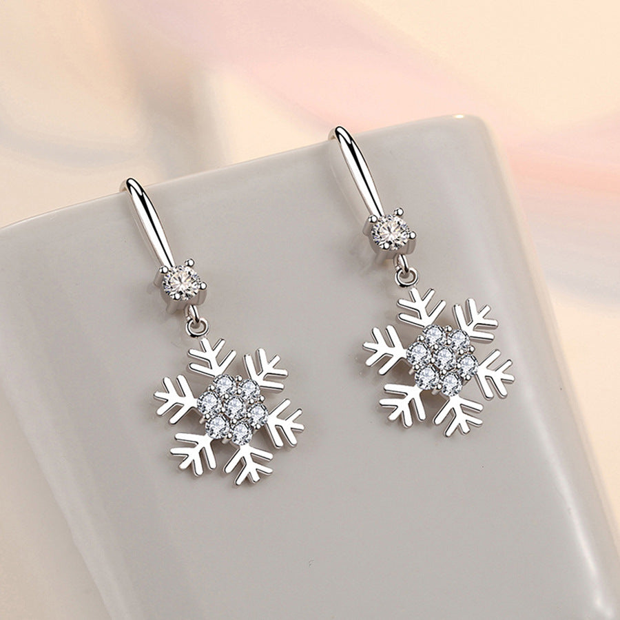 Temperament Snowflake Earrings With Rhinestones.